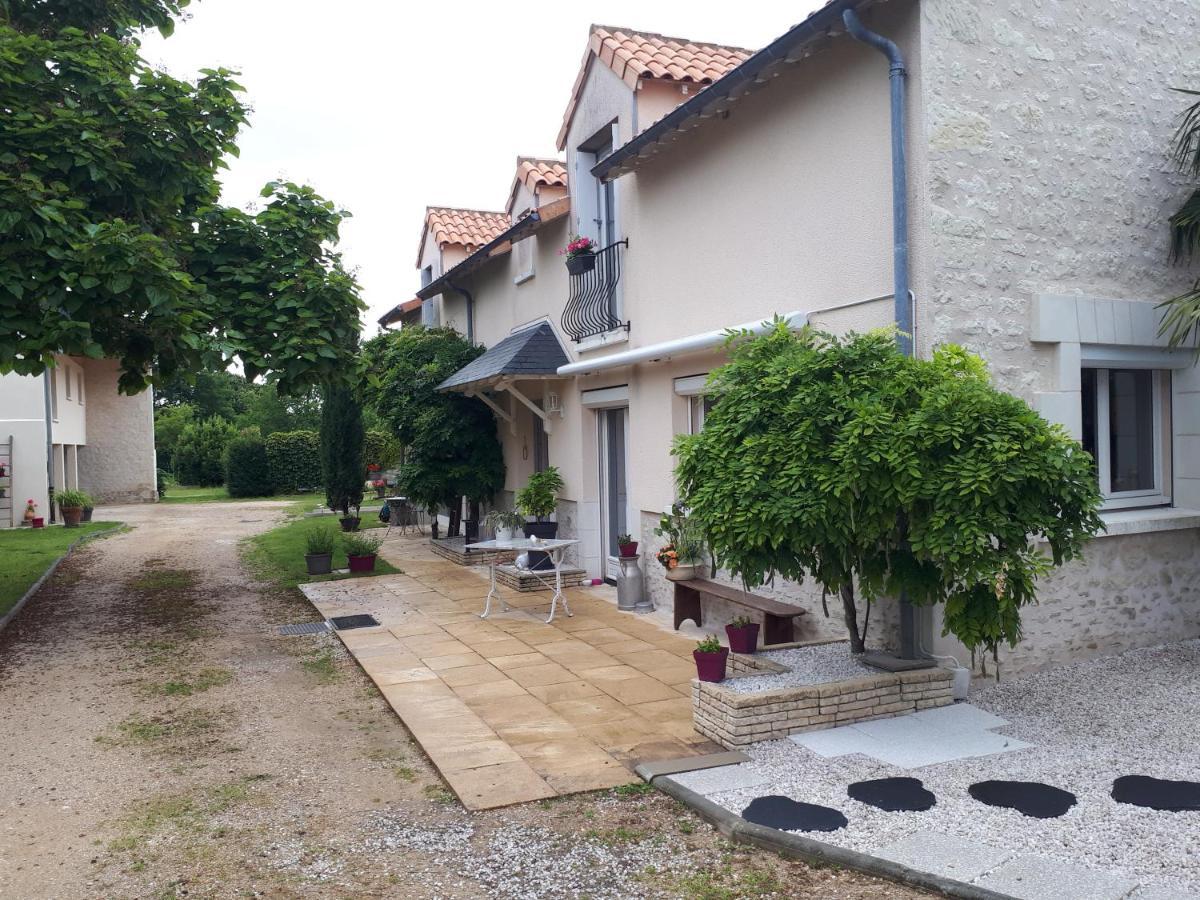 Gite Amanala Poitou Saint-Genest-d'Ambiere エクステリア 写真
